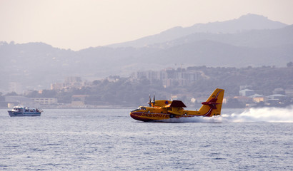 Obraz premium ravitaillement en eau de canadair