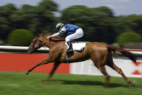 galoppierendes rennpferd mit Jockey