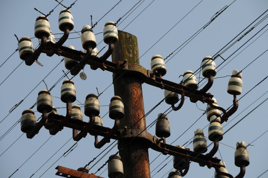 Alter Strom mast Elektrizit&auml;t Isolator Leitung