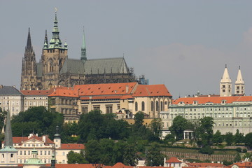 Fototapeta na wymiar vue du chateau et de la cathédrale Saint Guy de Prague