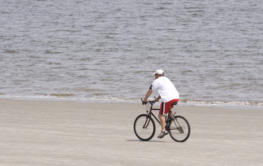 Fototapeta na wymiar Rider Bike na plaży