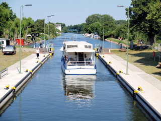 Naklejka premium Kanusport an der Schleuse