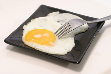 fried egg on black dish