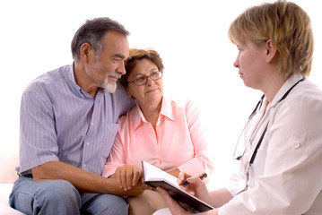 Obraz premium senior couple visiting a doctor