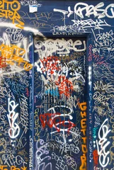 Photo sur Aluminium Graffiti Blue doorway with graffiti tags