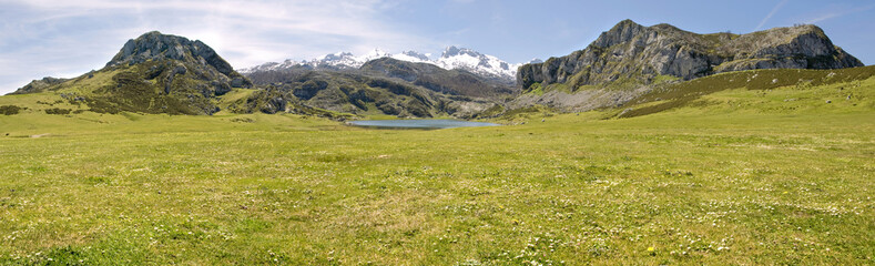 Fototapeta na wymiar Góry i jeziora (panoramiczny)