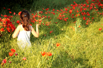 mädchen sammelt blumen