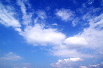 Fototapeta na wymiar Wünderschöne blaue Himmel