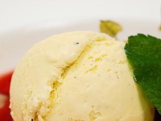 erdbeerkompott mit bourbon vanilleeis