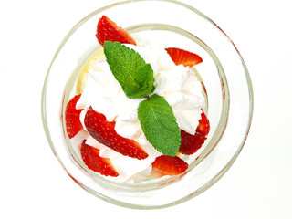 vanilleeis mit erdbeeren und sahne