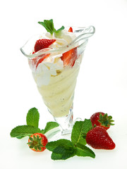 vanilleeis mit erdbeeren und sahne