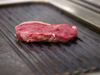 roh argentinisches rindersteak auf dem grill