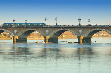 tramway sur pont © Jean-Michel LECLERCQ