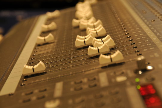 Table de mixage audio numérique 02