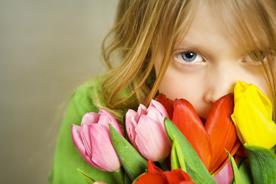 Girl and tulps