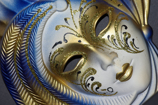 Im Zeichen der Maske