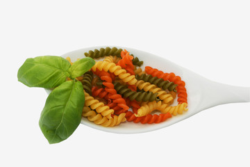 bunte Nudel auf  Porzellanlöffel