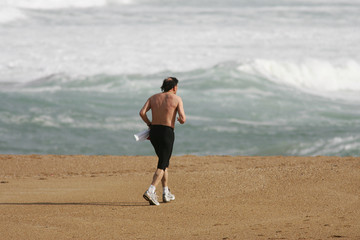 homme entrain de courir sur la plage 