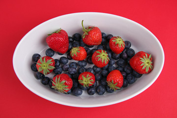 Blaubeeren und Erdbeeren