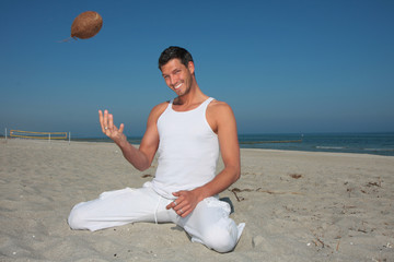 junger lachender mann beim exotischen strandsport