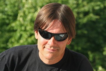 Man wit Sunglasses Outdoors