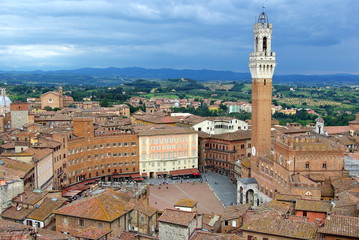 Siena: panorama di Piazza del Campo e torre del Mangia