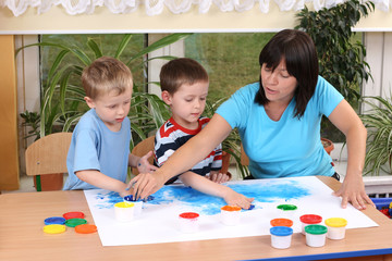 preschoolers and fingerpainting