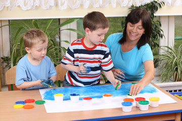 preschoolers and fingerpainting