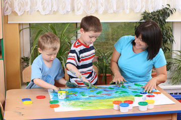 preschoolers and fingerpainting