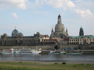 Frauenkirche Dresden mit der Elbe im Vordergrund