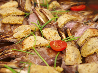 hauptgerichte büffet lammkoteletts mit polenta