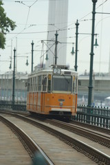 Fototapeta na wymiar tram giallo