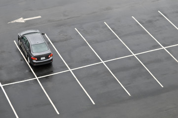 Single car in empty parking lot - obrazy, fototapety, plakaty