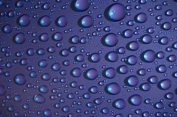 Wassertropfen - Wasser auf der Kunststoffscheibe 