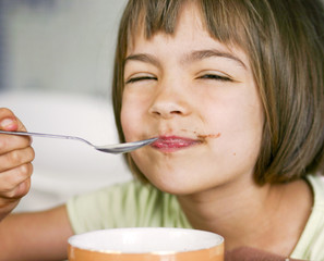 fillette déjeunant 2