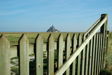 Obraz premium Mont Saint-Michel from the fields