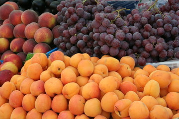 frutta (albicocche, uva, pesche)