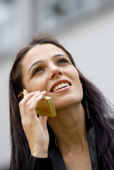 Junge Frau beim telefonieren