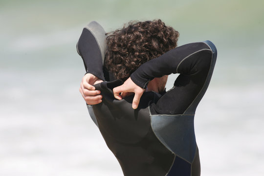 surfeur entrain de s'&eacute;quiper