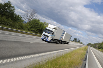Fototapeta na wymiar ciężarówka na dużej malowniczej szosy