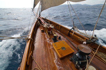 Fototapeta premium Das nasse Vordeck einer klassischen Yacht