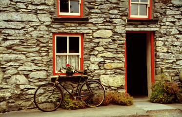 Fototapeta na wymiar Stary dom z rowerem