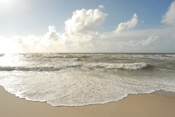 Selbstklebende Fototapeten Strand von Sylt Wellen Brandung Sand © fotopro