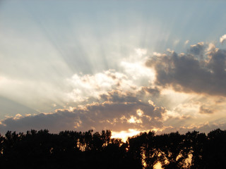 Sonnenuntergang mit Sonnenstrahlen