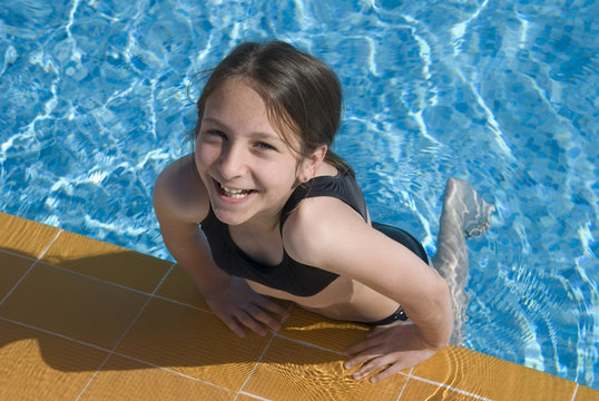 jeune fille à la piscine