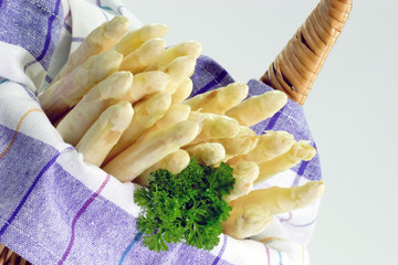 Spargel mit Petersilie