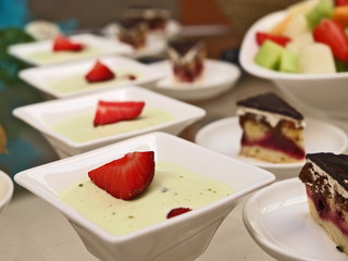 dessert büffet mit pistazien panna cotta,kuchen,obstsalat 
