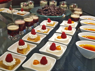 dessert büffet,creme karamell, rote grütze,panna cotta,kuchen