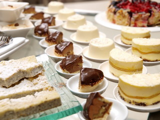 dessert büffet,panna cotta,schokoladenkuchen,biskuitkuchen