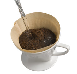 Kaffee kochen im Porzellan Kaffeefilter, freigestellt